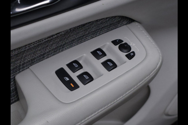 Volvo V60 2.0 T5 Sport (APPLE CARPLAY,NAVI,CAMERA,SPORTSTOELEN,LED,PDC,GETINT,NETTESTAAT)