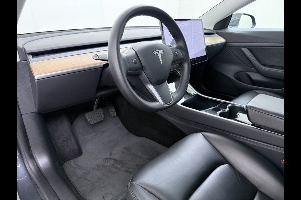 Tesla Model 3 RWD SR plus 325PK SOH 93% LFP Accu Lmv 18" AutoPilot Leder Panoramadak Adaptive-Cruise Camera's Elektr.-Stuur+Stoelen+Spiegels+G Navi LED DAB Voorverwarmen interieur via App Keyless One-Pedal-Drive 1e Eigenaar Origineel Nederlandse Auto Fabrieksgarantie op Accu en Motor tot 11-12-2028/160.000km