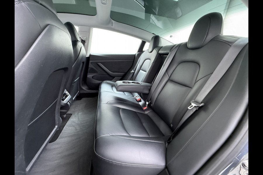Tesla Model 3 RWD SR plus 325PK SOH 93% LFP Accu Lmv 18" AutoPilot Leder Panoramadak Adaptive-Cruise Camera's Elektr.-Stuur+Stoelen+Spiegels+G Navi LED DAB Voorverwarmen interieur via App Keyless One-Pedal-Drive 1e Eigenaar Origineel Nederlandse Auto Fabrieksgarantie op Accu en Motor tot 11-12-2028/160.000km