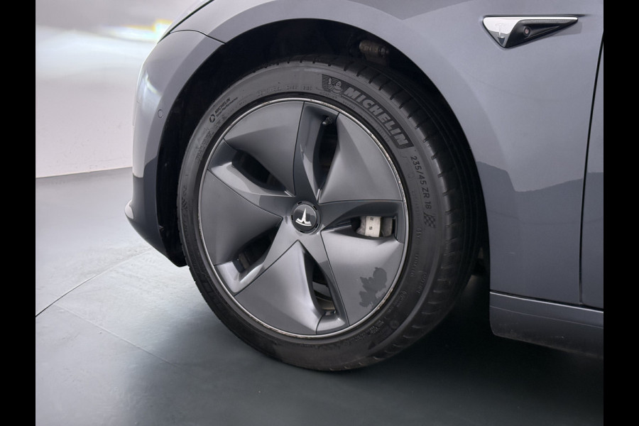 Tesla Model 3 RWD SR plus 325PK SOH 93% LFP Accu Lmv 18" AutoPilot Leder Panoramadak Adaptive-Cruise Camera's Elektr.-Stuur+Stoelen+Spiegels+G Navi LED DAB Voorverwarmen interieur via App Keyless One-Pedal-Drive 1e Eigenaar Origineel Nederlandse Auto Fabrieksgarantie op Accu en Motor tot 11-12-2028/160.000km