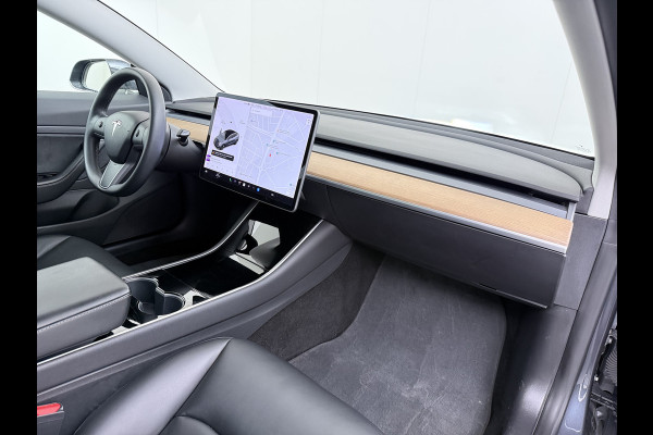 Tesla Model 3 RWD SR plus 325PK SOH 93% LFP Accu Lmv 18" AutoPilot Leder Panoramadak Adaptive-Cruise Camera's Elektr.-Stuur+Stoelen+Spiegels+G Navi LED DAB Voorverwarmen interieur via App Keyless One-Pedal-Drive 1e Eigenaar Origineel Nederlandse Auto Fabrieksgarantie op Accu en Motor tot 11-12-2028/160.000km