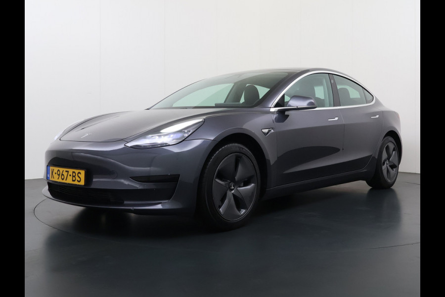 Tesla Model 3 RWD SR plus 325PK SOH 93% LFP Accu Lmv 18" AutoPilot Leder Panoramadak Adaptive-Cruise Camera's Elektr.-Stuur+Stoelen+Spiegels+G Navi LED DAB Voorverwarmen interieur via App Keyless One-Pedal-Drive 1e Eigenaar Origineel Nederlandse Auto Fabrieksgarantie op Accu en Motor tot 11-12-2028/160.000km