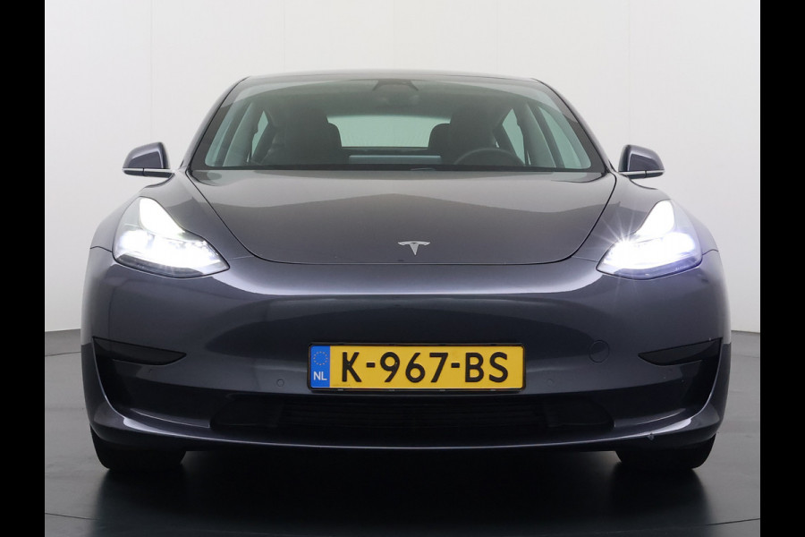Tesla Model 3 RWD SR plus 325PK SOH 93% LFP Accu Lmv 18" AutoPilot Leder Panoramadak Adaptive-Cruise Camera's Elektr.-Stuur+Stoelen+Spiegels+G Navi LED DAB Voorverwarmen interieur via App Keyless One-Pedal-Drive 1e Eigenaar Origineel Nederlandse Auto Fabrieksgarantie op Accu en Motor tot 11-12-2028/160.000km