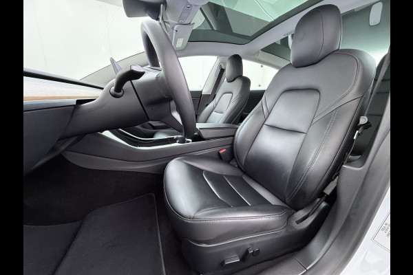 Tesla Model 3 RWD SR plus 325PK SOH 93% LFP Accu Lmv 18" AutoPilot Leder Panoramadak Adaptive-Cruise Camera's Elektr.-Stuur+Stoelen+Spiegels+G Navi LED DAB Voorverwarmen interieur via App Keyless One-Pedal-Drive 1e Eigenaar Origineel Nederlandse Auto Fabrieksgarantie op Accu en Motor tot 10-12-2028/160.000km
