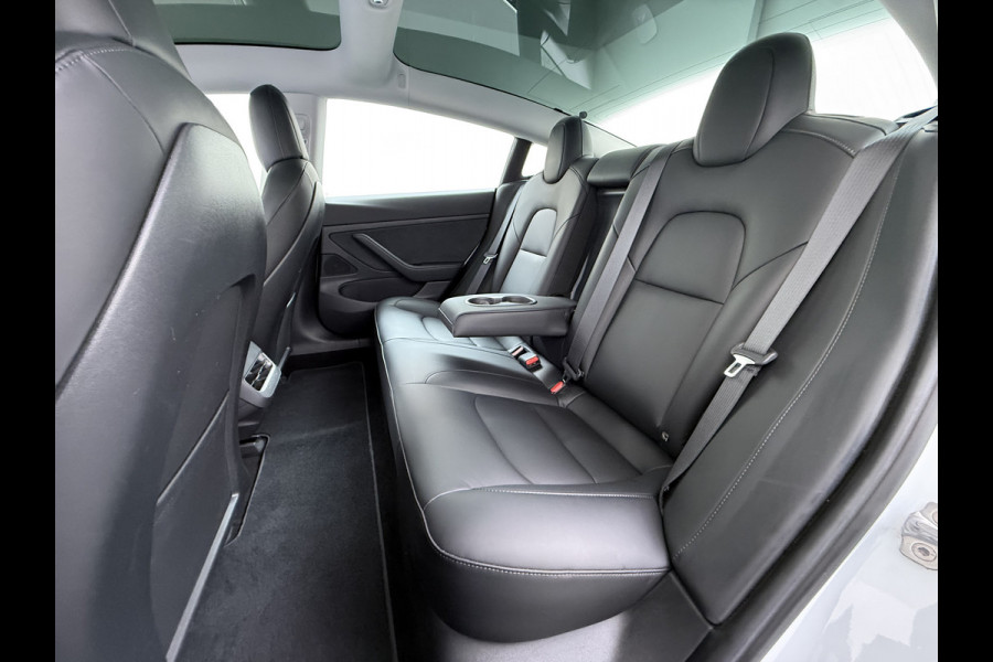 Tesla Model 3 RWD SR plus 325PK SOH 93% LFP Accu Lmv 18" AutoPilot Leder Panoramadak Adaptive-Cruise Camera's Elektr.-Stuur+Stoelen+Spiegels+G Navi LED DAB Voorverwarmen interieur via App Keyless One-Pedal-Drive 1e Eigenaar Origineel Nederlandse Auto Fabrieksgarantie op Accu en Motor tot 10-12-2028/160.000km
