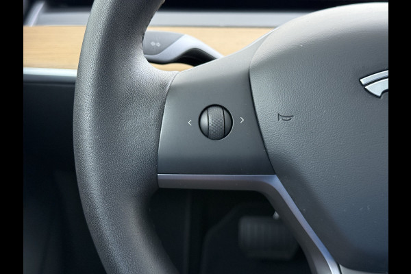 Tesla Model 3 RWD SR plus 325PK SOH 93% LFP Accu Lmv 18" AutoPilot Leder Panoramadak Adaptive-Cruise Camera's Elektr.-Stuur+Stoelen+Spiegels+G Navi LED DAB Voorverwarmen interieur via App Keyless One-Pedal-Drive 1e Eigenaar Origineel Nederlandse Auto Fabrieksgarantie op Accu en Motor tot 10-12-2028/160.000km