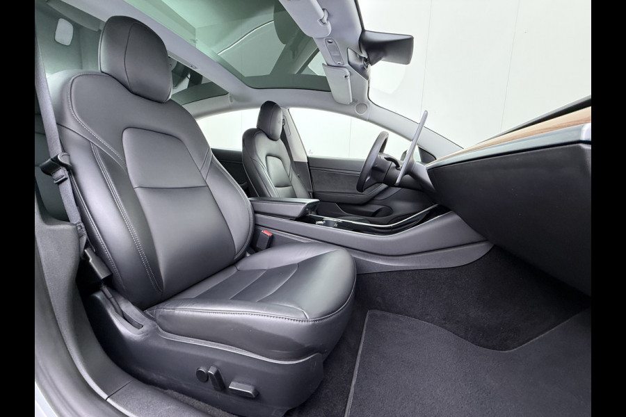 Tesla Model 3 RWD SR plus 325PK SOH 93% LFP Accu Lmv 18" AutoPilot Leder Panoramadak Adaptive-Cruise Camera's Elektr.-Stuur+Stoelen+Spiegels+G Navi LED DAB Voorverwarmen interieur via App Keyless One-Pedal-Drive 1e Eigenaar Origineel Nederlandse Auto Fabrieksgarantie op Accu en Motor tot 10-12-2028/160.000km