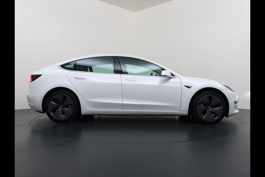 Tesla Model 3 RWD SR plus 325PK SOH 93% LFP Accu Lmv 18" AutoPilot Leder Panoramadak Adaptive-Cruise Camera's Elektr.-Stuur+Stoelen+Spiegels+G Navi LED DAB Voorverwarmen interieur via App Keyless One-Pedal-Drive 1e Eigenaar Origineel Nederlandse Auto Fabrieksgarantie op Accu en Motor tot 10-12-2028/160.000km