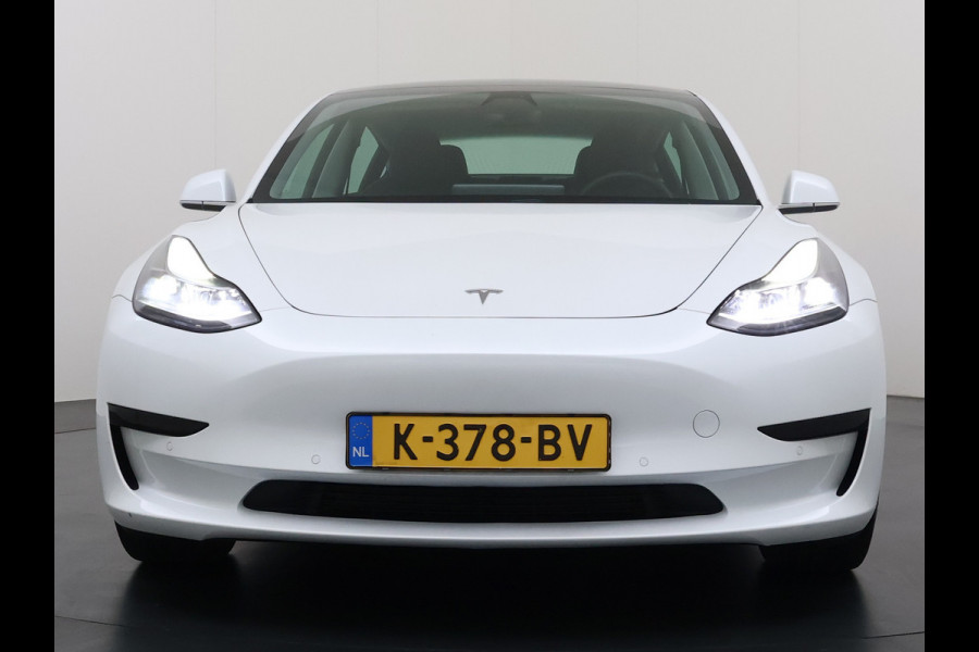 Tesla Model 3 RWD SR plus 325PK SOH 93% LFP Accu Lmv 18" AutoPilot Leder Panoramadak Adaptive-Cruise Camera's Elektr.-Stuur+Stoelen+Spiegels+G Navi LED DAB Voorverwarmen interieur via App Keyless One-Pedal-Drive 1e Eigenaar Origineel Nederlandse Auto Fabrieksgarantie op Accu en Motor tot 10-12-2028/160.000km