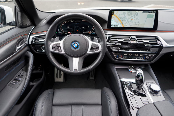 BMW 5 Serie Touring 530e M-SPORT PRO ** LASER, M-SPORT SPORTST, PANORAMA, ACC, HuD, 19-inch LMV ** 1e EIG - UNFALLFREI - BMW GAR ** ** INFORMEER OOK NAAR ONZE AANTREKKELIJKE FINANCIAL-LEASE TARIEVEN **