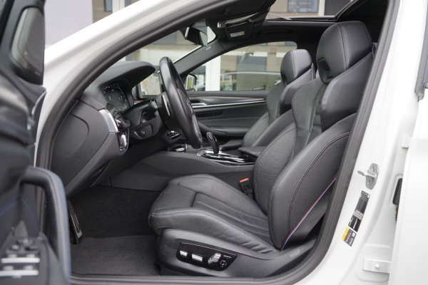 BMW 5 Serie Touring 530e M-SPORT PRO ** LASER, M-SPORT SPORTST, PANORAMA, ACC, HuD, 19-inch LMV ** 1e EIG - UNFALLFREI - BMW GAR ** ** INFORMEER OOK NAAR ONZE AANTREKKELIJKE FINANCIAL-LEASE TARIEVEN **