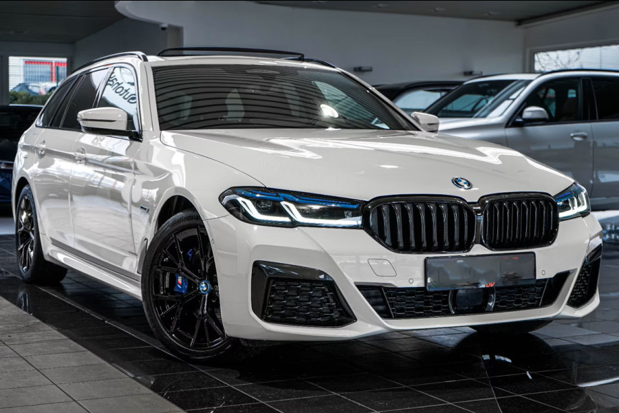BMW 5 Serie Touring 530e M-SPORT PRO ** LASER, M-SPORT SPORTST, PANORAMA, ACC, HuD, 19-inch LMV ** 1e EIG - UNFALLFREI - BMW GAR ** ** INFORMEER OOK NAAR ONZE AANTREKKELIJKE FINANCIAL-LEASE TARIEVEN **