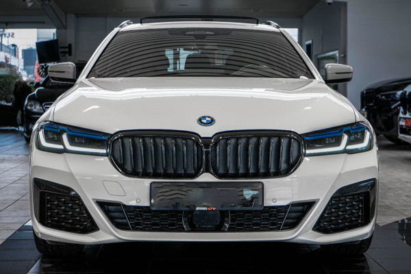 BMW 5 Serie Touring 530e M-SPORT PRO ** LASER, M-SPORT SPORTST, PANORAMA, ACC, HuD, 19-inch LMV ** 1e EIG - UNFALLFREI - BMW GAR ** ** INFORMEER OOK NAAR ONZE AANTREKKELIJKE FINANCIAL-LEASE TARIEVEN **