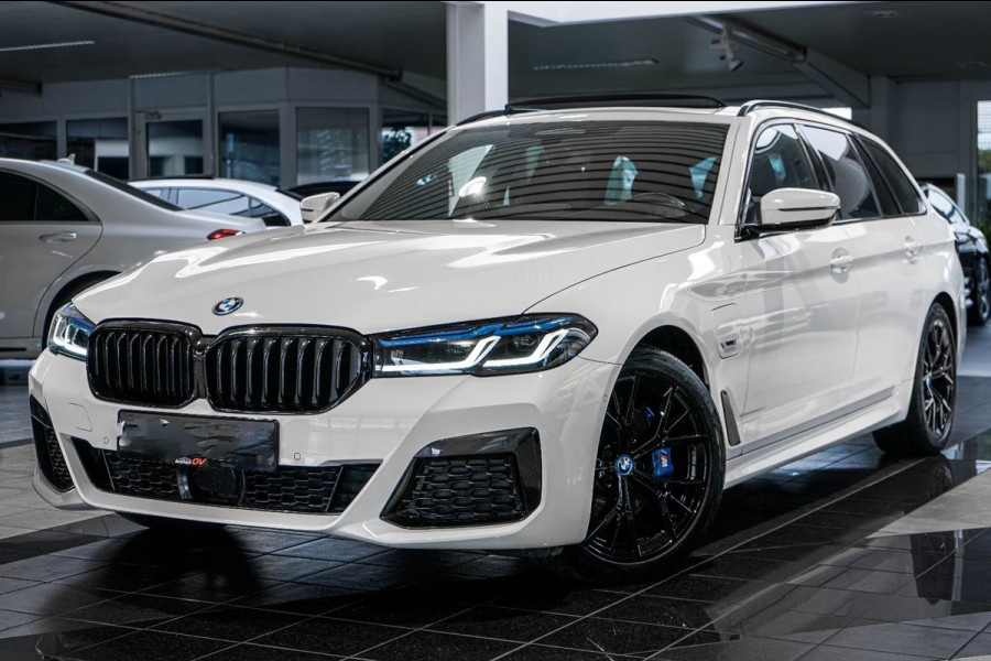 BMW 5 Serie Touring 530e M-SPORT PRO ** LASER, M-SPORT SPORTST, PANORAMA, ACC, HuD, 19-inch LMV ** 1e EIG - UNFALLFREI - BMW GAR ** ** INFORMEER OOK NAAR ONZE AANTREKKELIJKE FINANCIAL-LEASE TARIEVEN **