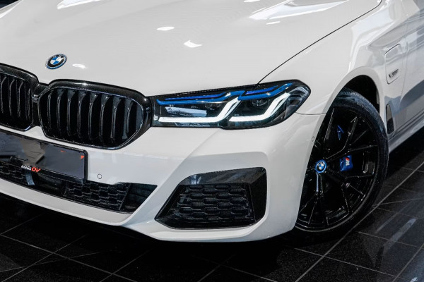 BMW 5 Serie Touring 530e M-SPORT PRO ** LASER, M-SPORT SPORTST, PANORAMA, ACC, HuD, 19-inch LMV ** 1e EIG - UNFALLFREI - BMW GAR ** ** INFORMEER OOK NAAR ONZE AANTREKKELIJKE FINANCIAL-LEASE TARIEVEN **