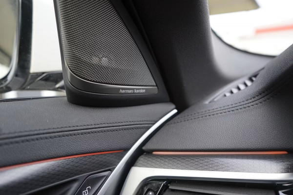 BMW 5 Serie Touring 530e M-SPORT PRO ** LASER, M-SPORT SPORTST, PANORAMA, ACC, HuD, 19-inch LMV ** 1e EIG - UNFALLFREI - BMW GAR ** ** INFORMEER OOK NAAR ONZE AANTREKKELIJKE FINANCIAL-LEASE TARIEVEN **