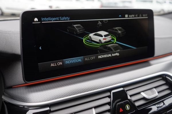 BMW 5 Serie Touring 530e M-SPORT PRO ** LASER, M-SPORT SPORTST, PANORAMA, ACC, HuD, 19-inch LMV ** 1e EIG - UNFALLFREI - BMW GAR ** ** INFORMEER OOK NAAR ONZE AANTREKKELIJKE FINANCIAL-LEASE TARIEVEN **