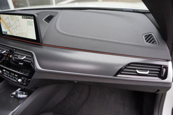 BMW 5 Serie Touring 530e M-SPORT PRO ** LASER, M-SPORT SPORTST, PANORAMA, ACC, HuD, 19-inch LMV ** 1e EIG - UNFALLFREI - BMW GAR ** ** INFORMEER OOK NAAR ONZE AANTREKKELIJKE FINANCIAL-LEASE TARIEVEN **