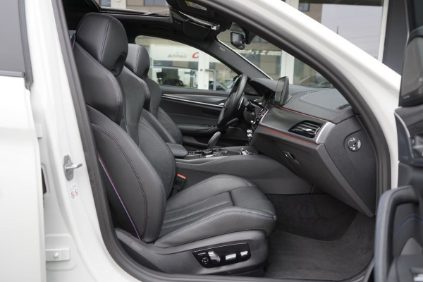 BMW 5 Serie Touring 530e M-SPORT PRO ** LASER, M-SPORT SPORTST, PANORAMA, ACC, HuD, 19-inch LMV ** 1e EIG - UNFALLFREI - BMW GAR ** ** INFORMEER OOK NAAR ONZE AANTREKKELIJKE FINANCIAL-LEASE TARIEVEN **