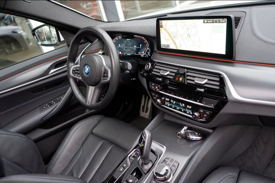 BMW 5 Serie Touring 530e M-SPORT PRO ** LASER, M-SPORT SPORTST, PANORAMA, ACC, HuD, 19-inch LMV ** 1e EIG - UNFALLFREI - BMW GAR ** ** INFORMEER OOK NAAR ONZE AANTREKKELIJKE FINANCIAL-LEASE TARIEVEN **