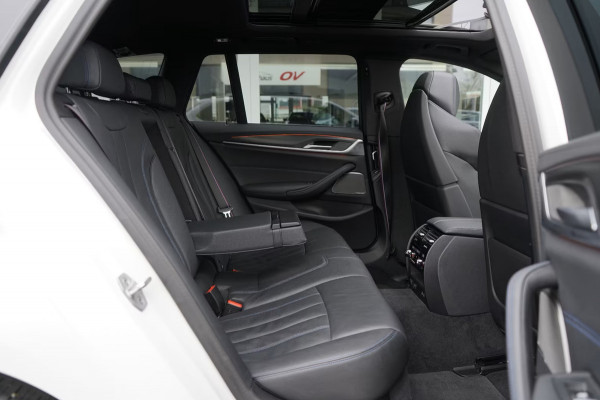 BMW 5 Serie Touring 530e M-SPORT PRO ** LASER, M-SPORT SPORTST, PANORAMA, ACC, HuD, 19-inch LMV ** 1e EIG - UNFALLFREI - BMW GAR ** ** INFORMEER OOK NAAR ONZE AANTREKKELIJKE FINANCIAL-LEASE TARIEVEN **