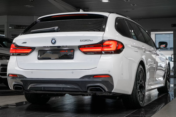 BMW 5 Serie Touring 530e M-SPORT PRO ** LASER, M-SPORT SPORTST, PANORAMA, ACC, HuD, 19-inch LMV ** 1e EIG - UNFALLFREI - BMW GAR ** ** INFORMEER OOK NAAR ONZE AANTREKKELIJKE FINANCIAL-LEASE TARIEVEN **