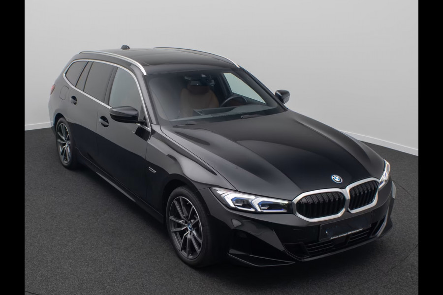 BMW 3 Serie Touring 330e (215kW / 292pk) ** ADAPT. LED, BRUIN IND. LEDER, PANO, WIDESCR, MEMORY, TREKH, H&K ** 1e EIG - VOL. BMW ONDERH ** ** INFORMEER OOK NAAR ONZE AANTREKKELIJKE FINANCIAL-LEASE TARIEVEN **