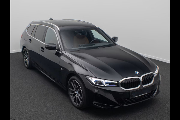 BMW 3 Serie Touring 330e (215kW / 292pk) ** ADAPT. LED, BRUIN IND. LEDER, PANO, WIDESCR, MEMORY, TREKH, H&K ** 1e EIG - VOL. BMW ONDERH ** ** INFORMEER OOK NAAR ONZE AANTREKKELIJKE FINANCIAL-LEASE TARIEVEN **