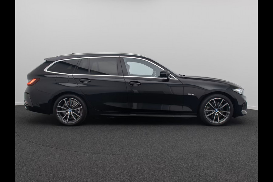 BMW 3 Serie Touring 330e (215kW / 292pk) ** ADAPT. LED, BRUIN IND. LEDER, PANO, WIDESCR, MEMORY, TREKH, H&K ** 1e EIG - VOL. BMW ONDERH ** ** INFORMEER OOK NAAR ONZE AANTREKKELIJKE FINANCIAL-LEASE TARIEVEN **