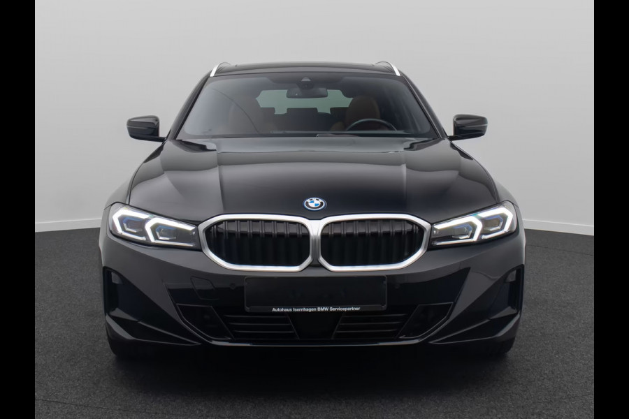 BMW 3 Serie Touring 330e (215kW / 292pk) ** ADAPT. LED, BRUIN IND. LEDER, PANO, WIDESCR, MEMORY, TREKH, H&K ** 1e EIG - VOL. BMW ONDERH ** ** INFORMEER OOK NAAR ONZE AANTREKKELIJKE FINANCIAL-LEASE TARIEVEN **