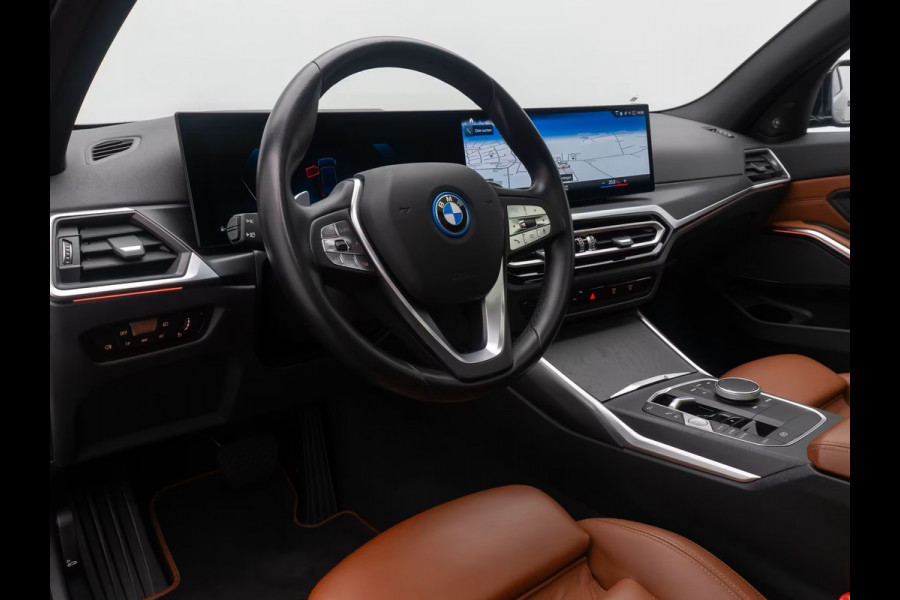 BMW 3 Serie Touring 330e (215kW / 292pk) ** ADAPT. LED, BRUIN IND. LEDER, PANO, WIDESCR, MEMORY, TREKH, H&K ** 1e EIG - VOL. BMW ONDERH ** ** INFORMEER OOK NAAR ONZE AANTREKKELIJKE FINANCIAL-LEASE TARIEVEN **