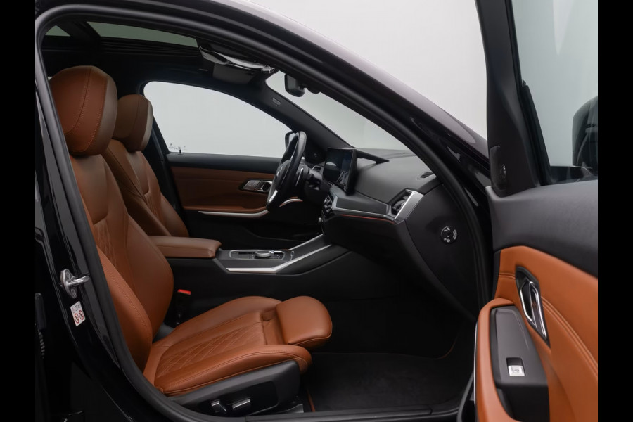 BMW 3 Serie Touring 330e (215kW / 292pk) ** ADAPT. LED, BRUIN IND. LEDER, PANO, WIDESCR, MEMORY, TREKH, H&K ** 1e EIG - VOL. BMW ONDERH ** ** INFORMEER OOK NAAR ONZE AANTREKKELIJKE FINANCIAL-LEASE TARIEVEN **