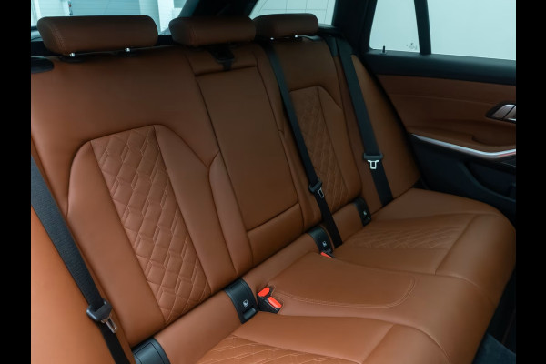 BMW 3 Serie Touring 330e (215kW / 292pk) ** ADAPT. LED, BRUIN IND. LEDER, PANO, WIDESCR, MEMORY, TREKH, H&K ** 1e EIG - VOL. BMW ONDERH ** ** INFORMEER OOK NAAR ONZE AANTREKKELIJKE FINANCIAL-LEASE TARIEVEN **