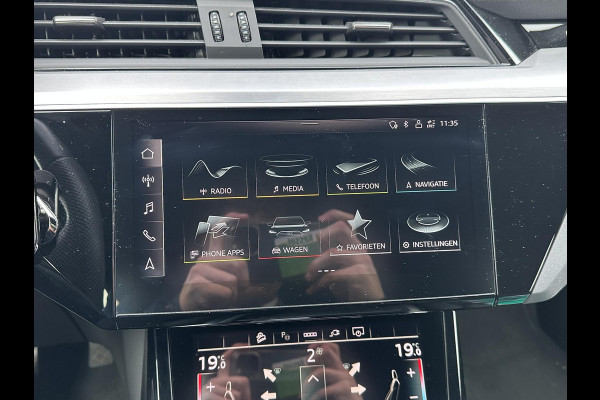 Audi e-tron 55 quattro S edition 95 kWh S-LINE BINNEN & BUITEN | SOH 94% | ORIG. NL AUTO | CAMERA | ELEK. KOFFERBAK | ADAPTIEVE CRUISE CONTROL | STOELVERWARMING | MEMORY SEATS |AFN. TREKHAAK | AUDI DEALER ONDERHOUDEN | RIJKLAAR + 12 MND BOVAG GARANTIE