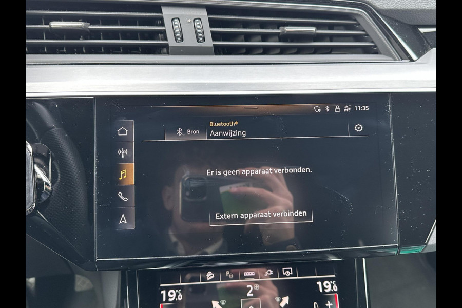 Audi e-tron 55 quattro S edition 95 kWh S-LINE BINNEN & BUITEN | SOH 94% | ORIG. NL AUTO | CAMERA | ELEK. KOFFERBAK | ADAPTIEVE CRUISE CONTROL | STOELVERWARMING | MEMORY SEATS |AFN. TREKHAAK | AUDI DEALER ONDERHOUDEN | RIJKLAAR + 12 MND BOVAG GARANTIE