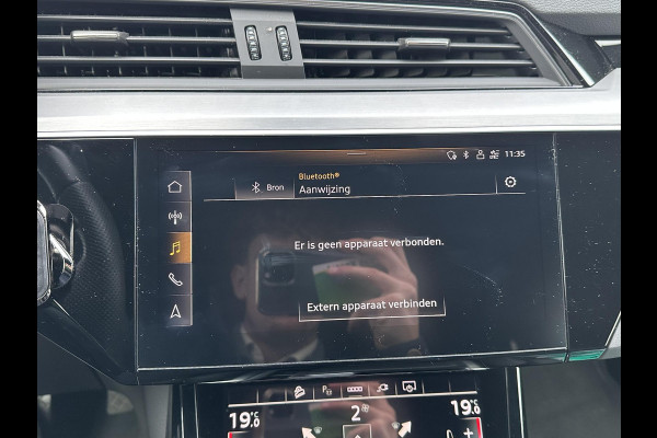 Audi e-tron 55 quattro S edition 95 kWh S-LINE BINNEN & BUITEN | SOH 94% | ORIG. NL AUTO | CAMERA | ELEK. KOFFERBAK | ADAPTIEVE CRUISE CONTROL | STOELVERWARMING | MEMORY SEATS |AFN. TREKHAAK | AUDI DEALER ONDERHOUDEN | RIJKLAAR + 12 MND BOVAG GARANTIE