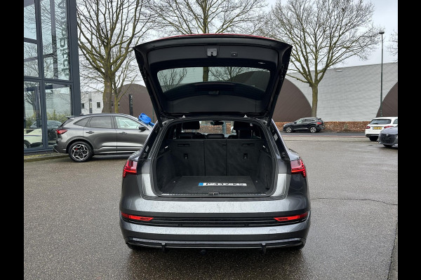 Audi e-tron 55 quattro S edition 95 kWh S-LINE BINNEN & BUITEN | SOH 94% | ORIG. NL AUTO | CAMERA | ELEK. KOFFERBAK | ADAPTIEVE CRUISE CONTROL | STOELVERWARMING | MEMORY SEATS |AFN. TREKHAAK | AUDI DEALER ONDERHOUDEN | RIJKLAAR + 12 MND BOVAG GARANTIE