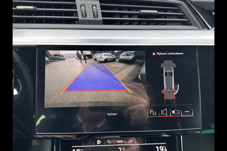 Audi e-tron 55 quattro S edition 95 kWh S-LINE BINNEN & BUITEN | SOH 94% | ORIG. NL AUTO | CAMERA | ELEK. KOFFERBAK | ADAPTIEVE CRUISE CONTROL | STOELVERWARMING | MEMORY SEATS |AFN. TREKHAAK | AUDI DEALER ONDERHOUDEN | RIJKLAAR + 12 MND BOVAG GARANTIE