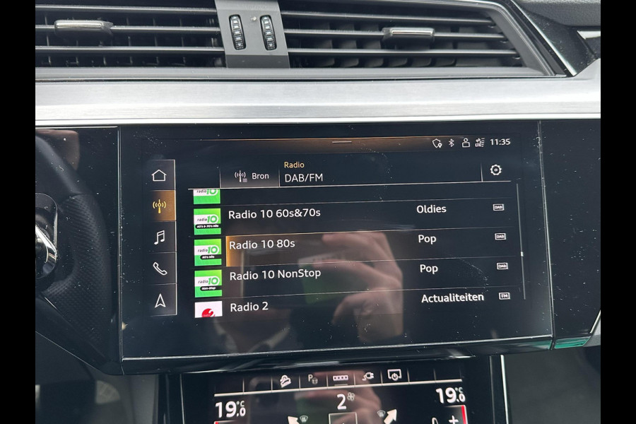 Audi e-tron 55 quattro S edition 95 kWh S-LINE BINNEN & BUITEN | SOH 94% | ORIG. NL AUTO | CAMERA | ELEK. KOFFERBAK | ADAPTIEVE CRUISE CONTROL | STOELVERWARMING | MEMORY SEATS |AFN. TREKHAAK | AUDI DEALER ONDERHOUDEN | RIJKLAAR + 12 MND BOVAG GARANTIE