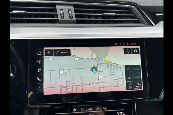 Audi e-tron 55 quattro S edition 95 kWh S-LINE BINNEN & BUITEN | SOH 94% | ORIG. NL AUTO | CAMERA | ELEK. KOFFERBAK | ADAPTIEVE CRUISE CONTROL | STOELVERWARMING | MEMORY SEATS |AFN. TREKHAAK | AUDI DEALER ONDERHOUDEN | RIJKLAAR + 12 MND BOVAG GARANTIE