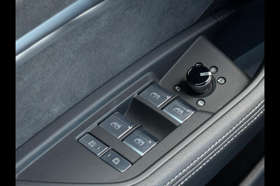 Audi e-tron E-tron quattro Launch edition Black 2x S - LINE, panoramadak, 1/2 lederen sportinterieur, vele opties, NL auto