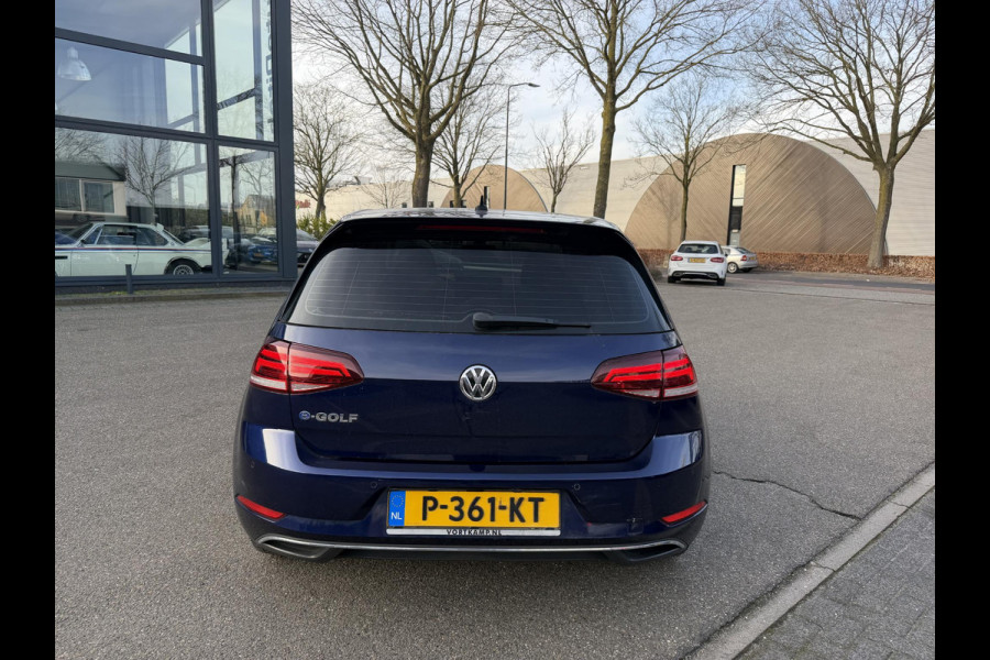 Volkswagen e-Golf e-Golf SOH 90% | WARMTEPOMP | CAMERA | VIRTUAL DASH | DODE HOEK | CARPLAY | STOELVERWARMING | ALL SEASON BANDEN | KEYLESS START & GO | RIJKLAAR INCL. 12 MND BOVAG GARANTIE