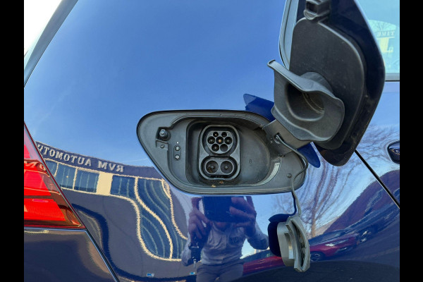 Volkswagen e-Golf e-Golf SOH 90% | WARMTEPOMP | CAMERA | VIRTUAL DASH | DODE HOEK | CARPLAY | STOELVERWARMING | ALL SEASON BANDEN | KEYLESS START & GO | RIJKLAAR INCL. 12 MND BOVAG GARANTIE