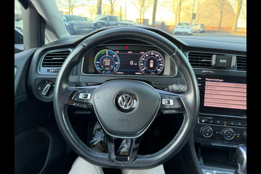 Volkswagen e-Golf e-Golf SOH 90% | WARMTEPOMP | CAMERA | VIRTUAL DASH | DODE HOEK | CARPLAY | STOELVERWARMING | ALL SEASON BANDEN | KEYLESS START & GO | RIJKLAAR INCL. 12 MND BOVAG GARANTIE