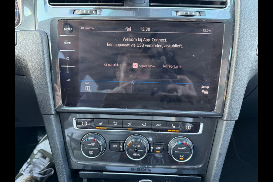 Volkswagen e-Golf e-Golf SOH 90% | WARMTEPOMP | CAMERA | VIRTUAL DASH | DODE HOEK | CARPLAY | STOELVERWARMING | ALL SEASON BANDEN | KEYLESS START & GO | RIJKLAAR INCL. 12 MND BOVAG GARANTIE