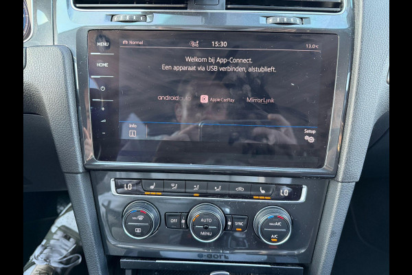 Volkswagen e-Golf e-Golf SOH 90% | WARMTEPOMP | CAMERA | VIRTUAL DASH | DODE HOEK | CARPLAY | STOELVERWARMING | ALL SEASON BANDEN | KEYLESS START & GO | RIJKLAAR INCL. 12 MND BOVAG GARANTIE