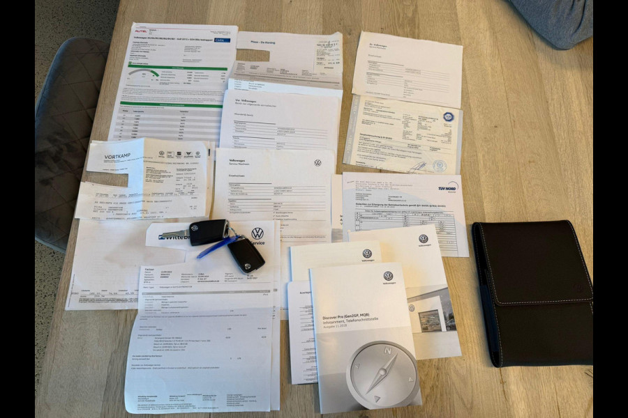 Volkswagen e-Golf e-Golf SOH 90% | WARMTEPOMP | CAMERA | VIRTUAL DASH | DODE HOEK | CARPLAY | STOELVERWARMING | ALL SEASON BANDEN | KEYLESS START & GO | RIJKLAAR INCL. 12 MND BOVAG GARANTIE