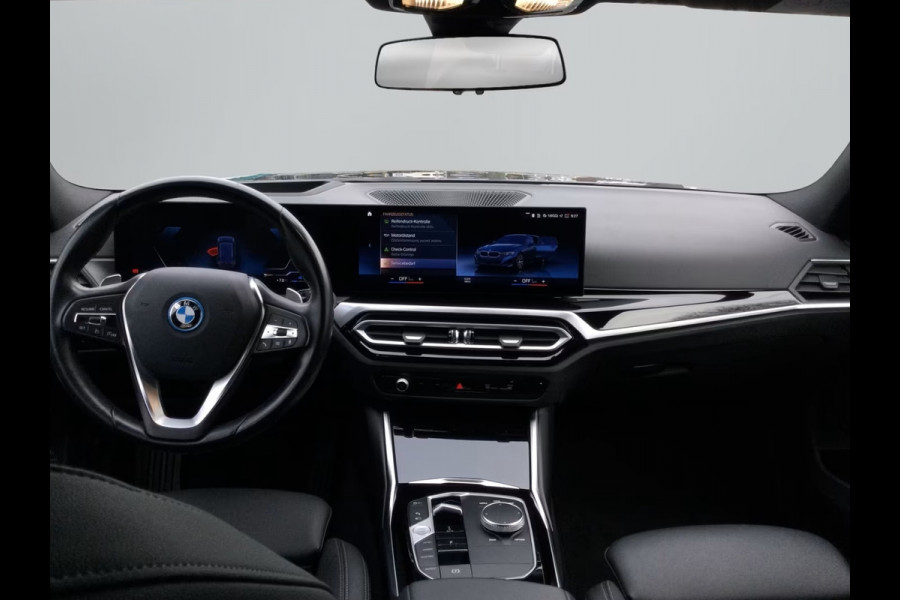 BMW 3 Serie Touring 330e (215kW / 292pk) ** ADAPT. LED, TREKH, HuD, LEDER/ALCANTARA, WIDESCR, 18-inch LMV ** 1e EIG - UNFALLFREI ** ** INFORMEER OOK NAAR ONZE AANTREKKELIJKE FINANCIAL-LEASE TARIEVEN **