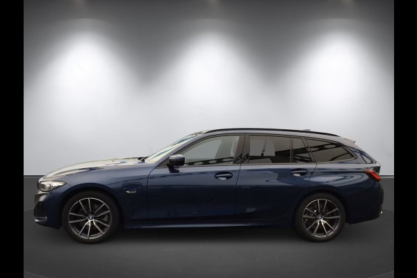 BMW 3 Serie Touring 330e (215kW / 292pk) ** ADAPT. LED, TREKH, HuD, LEDER/ALCANTARA, WIDESCR, 18-inch LMV ** 1e EIG - UNFALLFREI ** ** INFORMEER OOK NAAR ONZE AANTREKKELIJKE FINANCIAL-LEASE TARIEVEN **