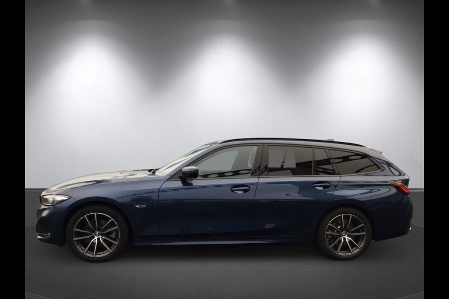 BMW 3 Serie Touring 330e (215kW / 292pk) ** ADAPT. LED, TREKH, HuD, LEDER/ALCANTARA, WIDESCR, 18-inch LMV ** 1e EIG - UNFALLFREI ** ** INFORMEER OOK NAAR ONZE AANTREKKELIJKE FINANCIAL-LEASE TARIEVEN **
